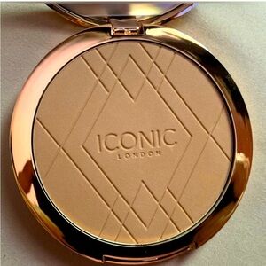 Iconic London Ultimate Bronzing powder